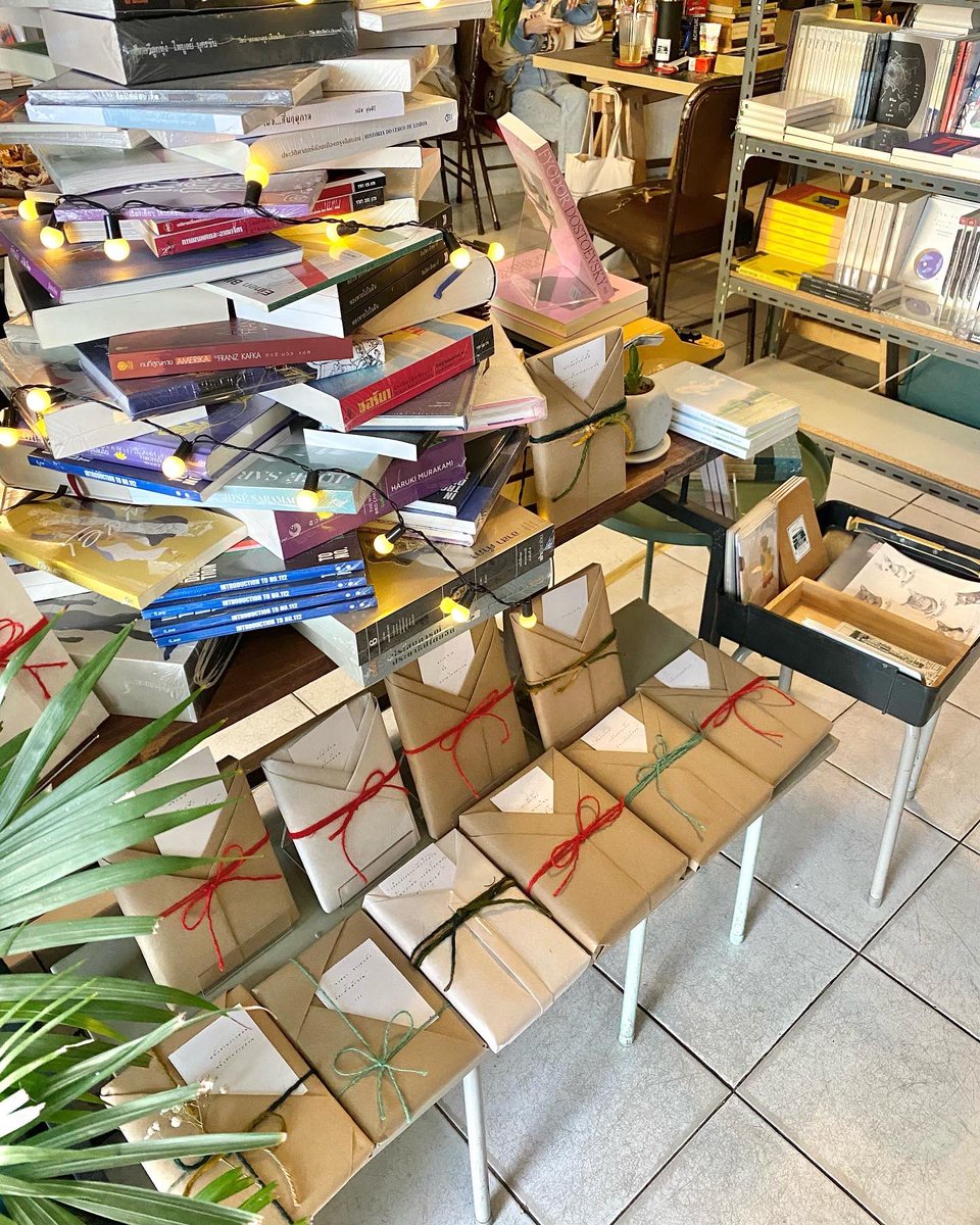phyunxx's tweet photo. — A book with no name 📚🐱

Found me when coffee meets cats and books

ร้านหนังสือกาแฟเล็กๆศรีย่าน บรรยากาศเหมาะกับการพักสมอง จิบกาแฟอร่อยราคาน่ารัก อ่านหนังสือ มองแมวหลับ เป็นร้านดีๆที่อยากให้มีเยอะๆ
*มี blind book ขายด้วย

#รีวิวคาเฟ่ #คาเฟ่ @Kin24hrs @CafeStoryTH #อร่อยบอกต่อ https://t.co/BM3JRPH9kB
