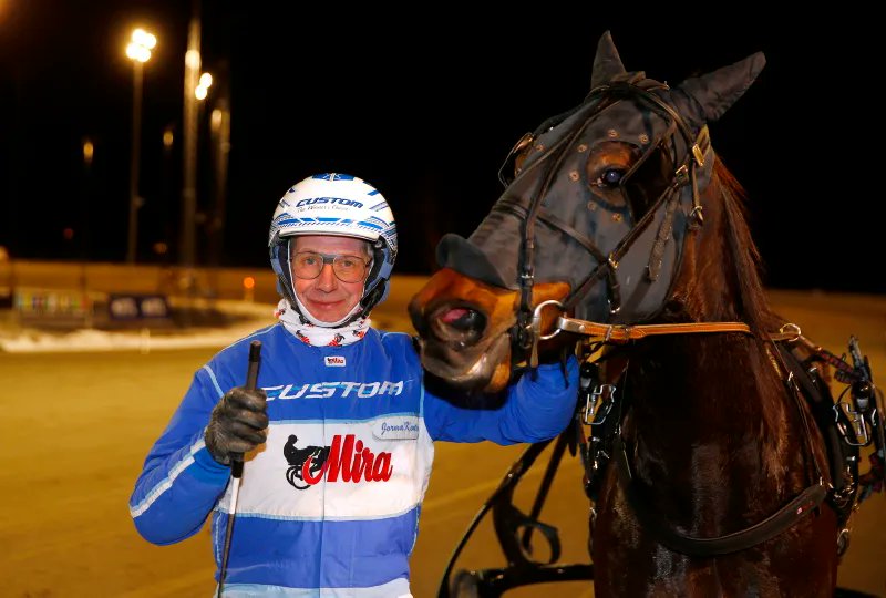 Romme  17 januari
Lopp: 2
Segrare: Jean P.Hill / Jorma Kontio
Tränare: Svante Ericsson
Vårdare: Angelica Örtlund
Ägare: Stall Vanja HB
Segertid: 1.17,6
Foto: //Micke Gustafsson - foto-mike
Grattis till segern! #dalatravet #trav #romme #ägahäst #älskatrav