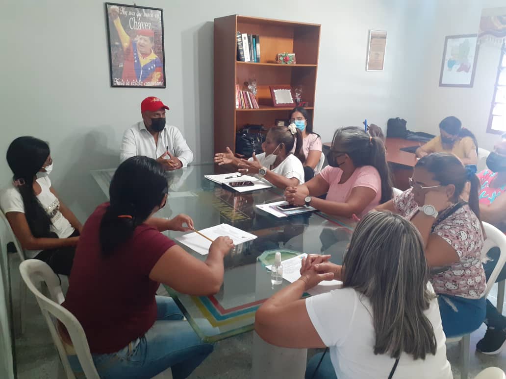 Por instrucciones del alcalde <a href="/Psuvfelix1/">FelixPsuv</a>  nos reunimos con el Parlamento de la comuna María Fonseca escuchando al pueblo. Comprometidos con el poder popular #GobiernoEficiente <a href="/NicolasMaduro/">Nicolás Maduro</a> <a href="/dcabellor/">Diosdado Cabello R</a> <a href="/AmeliachPSUV/">Francisco Ameliach</a> <a href="/AdolfoP_Oficial/">Adolfo Pereira Gobernador</a> <a href="/AgueroYanys/">Yanys Agüero (Cuenta Oficial)</a> <a href="/alexanderguaito/">Alexander Romero</a> <a href="/jorgerpsuv/">Jorge Rodríguez</a>