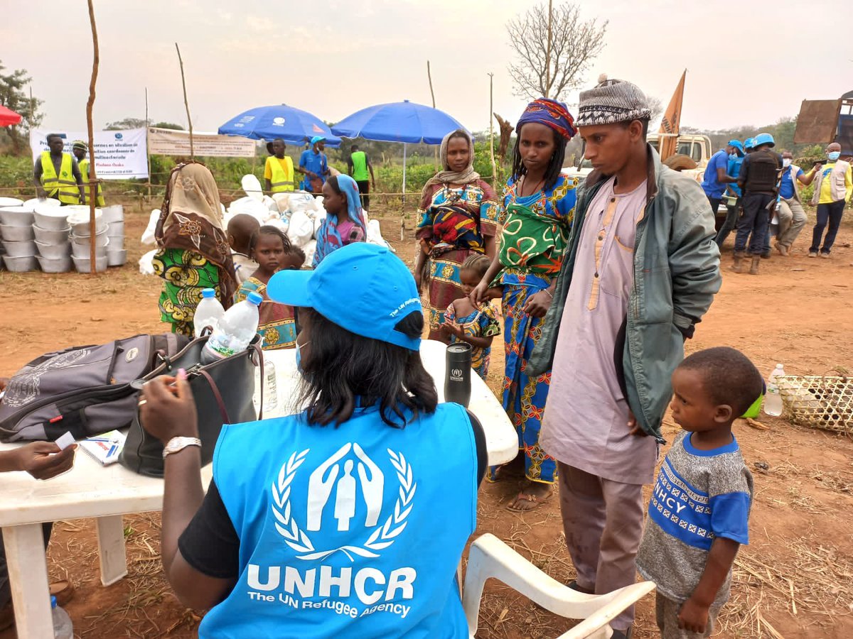 UNHCR_CAR's tweet image. 🗣🦻287 personnes ont été relocalisées ce 1er jour  avec l&apos;implication de tous les acteurs humanitaires, membres du Groupe de Travail Régional sur les #SolutionsDurables de Bambari ainsi que des Autorités locales.📢👩‍👩‍👦‍👦