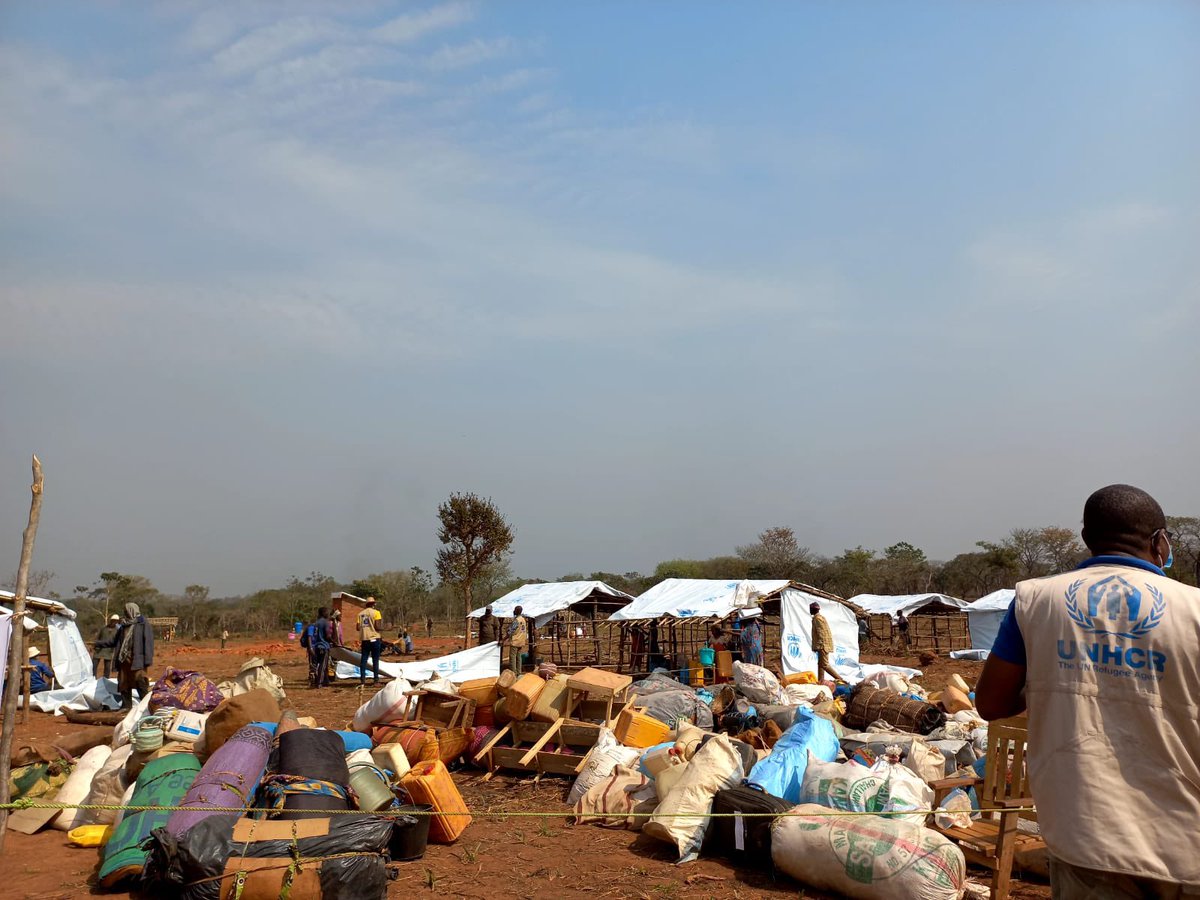 UNHCR_CAR's tweet image. 🗣🦻287 personnes ont été relocalisées ce 1er jour  avec l&apos;implication de tous les acteurs humanitaires, membres du Groupe de Travail Régional sur les #SolutionsDurables de Bambari ainsi que des Autorités locales.📢👩‍👩‍👦‍👦