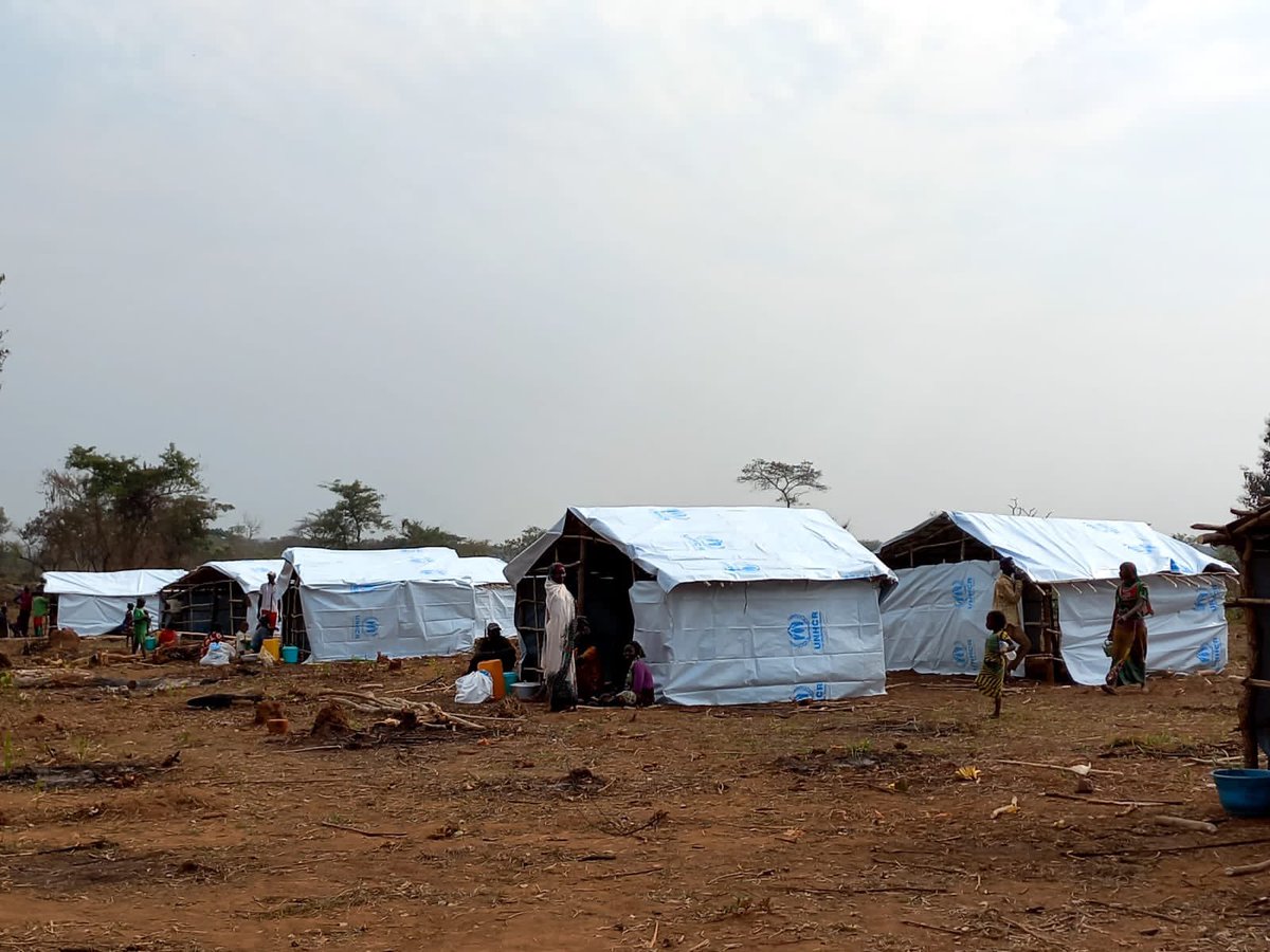 UNHCR_CAR's tweet image. 🗣🦻287 personnes ont été relocalisées ce 1er jour  avec l&apos;implication de tous les acteurs humanitaires, membres du Groupe de Travail Régional sur les #SolutionsDurables de Bambari ainsi que des Autorités locales.📢👩‍👩‍👦‍👦