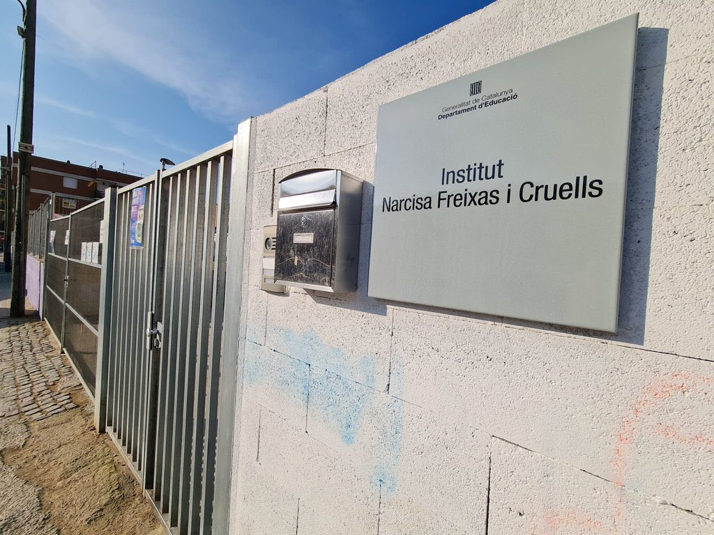 L'accés a l'institut <a href="/Afa_InsNarcisa/">Afa Narcisa Freixas i Cruells</a>  és un sorral que fa pena, demanem <a href="/Aj_Sabadell/">Ajuntament Sabadell</a>  un <a href="/CamiEscolarSBD/">Cami Escolar Sabadell</a> en condicions, amb un pas de zebra pels alumnes i una vorera i pati en condicions. <a href="/RevoltaEscolar/">Revolta Escolar Cat</a> @sbdeducacio <a href="/educaciovoc/">Serveis Territorials Vallès Occidental</a> <a href="/educaciocat/">Educació</a>