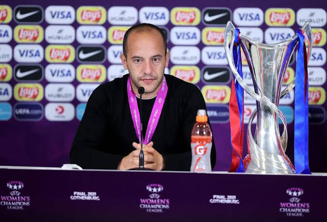 BarcaTimes's tweet photo. ✅| OFFICIAL: Chelsea Women's team coach Emma Hayes wins the award for FIFA's best woman coach of 2021 ahead of Barcelona's treble winning coach Lluís Cortes. Barça femeni destroyed Chelsea 4-0 in the UWCL Finals. Can't explain it. #fcblive https://t.co/lbdBpGJE8O