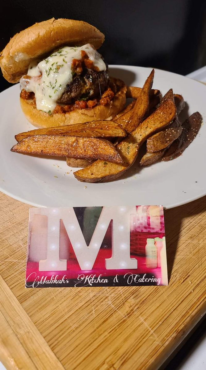 MalikahsCart's tweet photo. that time I made this beautiful stuffed pizza burger and fresh cut fries #malikahskitchen #halal #tastethelove #letmefeedyou #craftservices #pizzaburger #stuffedpizzaburger #freshcutfries #homemade https://t.co/QF5aRAdgkj