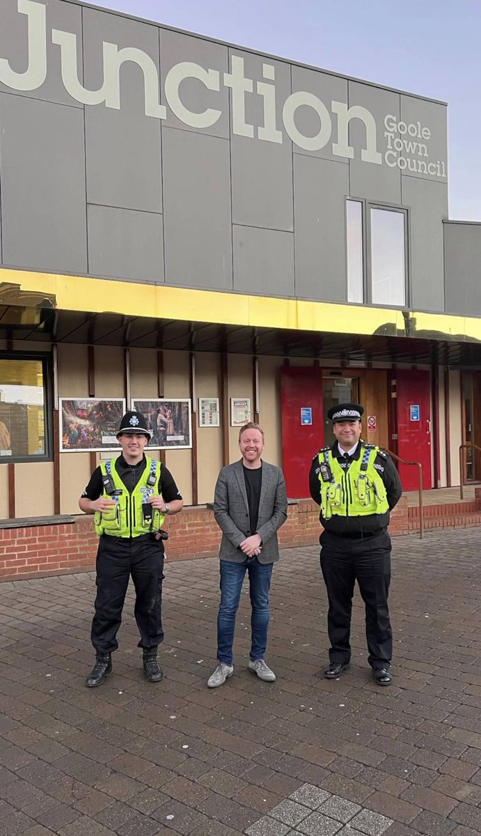 Humberbeat_ERYW's tweet photo. CI Hussain & PC Dominic have been on patrol in Goole Town Centre today engaging with the public and speaking to staff at The Junction about what we are doing to help prevent and manage ASB.
#GooleNPT #Yousaidwedid # NeighbourhoodPolicingWeek https://t.co/FllfmsbYYX