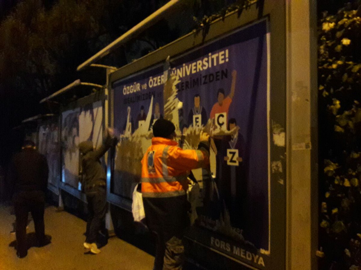 bogazicitv's tweet photo. 🔴 Son Dakika
Dün gece Etiler Hisarüstü Ulus civarı asılan Özgür Özerk Akademi billboardları kendilerini görevli olarak tanıtan kişiler tarafından yırtıldı. https://t.co/XlA9xiZuID