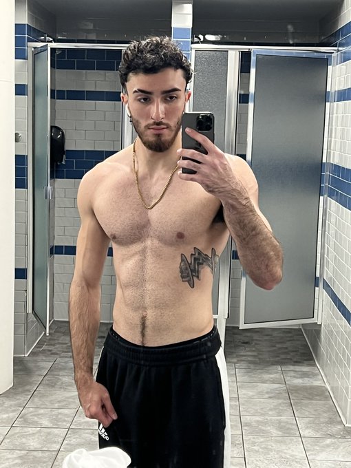 Looking submissive and breedable bro https://t.co/dNReOsCBrK