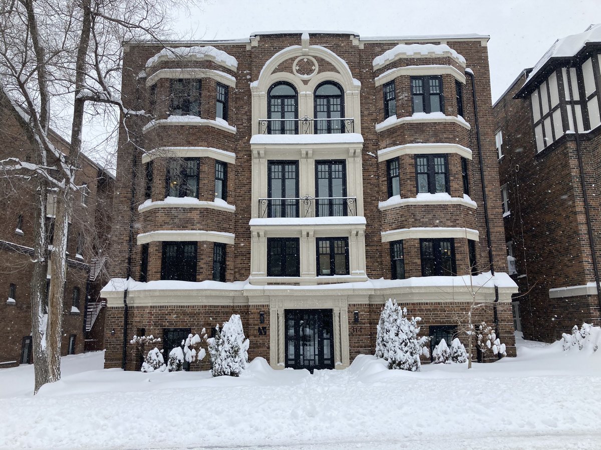 g_meslin's tweet photo. Lonsdale walk-ups.
#snowronto #snowTO https://t.co/52xMn81ubV