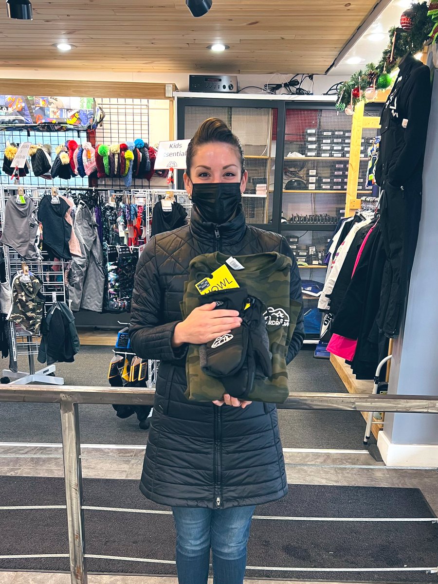 Shout out to my friends <a href="/BoardroomEville/">The Boardroom Snowboard Shop</a> for this sweet giveaway. Loving my new gear! Thanks so much for always keeping it real 👏🏼 😎 #ellicottville #ellicottvilleny #skitheeast #holidayvalley #holimont