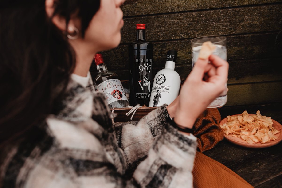 987_gin's tweet photo. ¿Consejo para superar un día triste? Coge tus botellas de #nueveochosiete y compártelas con ese amigo que siempre tiene un chiste para contar. 
Take your #987 bottles and share them with that friend who always has a joke to tell.

#987Gin #987Lollipop #987Vermouth https://t.co/FpsWAue8Cc