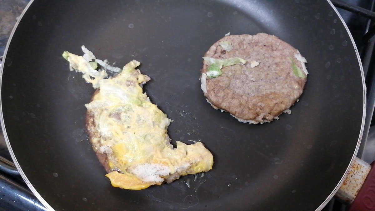 PanRuiz4's tweet photo. @McDonaldsMexico Hoy definitivamente es un #BlueMonday anoche compre una bigmac y la guarde para calentarla en la mañana, hoy que la quise calentar venia así, y para cubrir el pedazo faltante de carne le pusieron solo el queso arriba :( https://t.co/afwSrnqXsJ