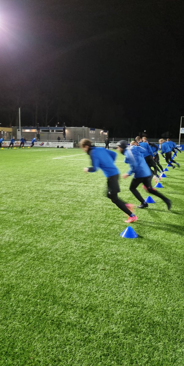 rob_koeken's tweet image. We zijn los! @acvassen @freddetrainer ✅️ Heerlijk om de ⚽️ weer te zien rollen! Mooi moment om te kijken hoe iedereen erop staat en hoe de komende weken ingedeeld kunnen worden!🧠 @HetOmnium @MCZ_nl #herstellen #presteren #fitzijn