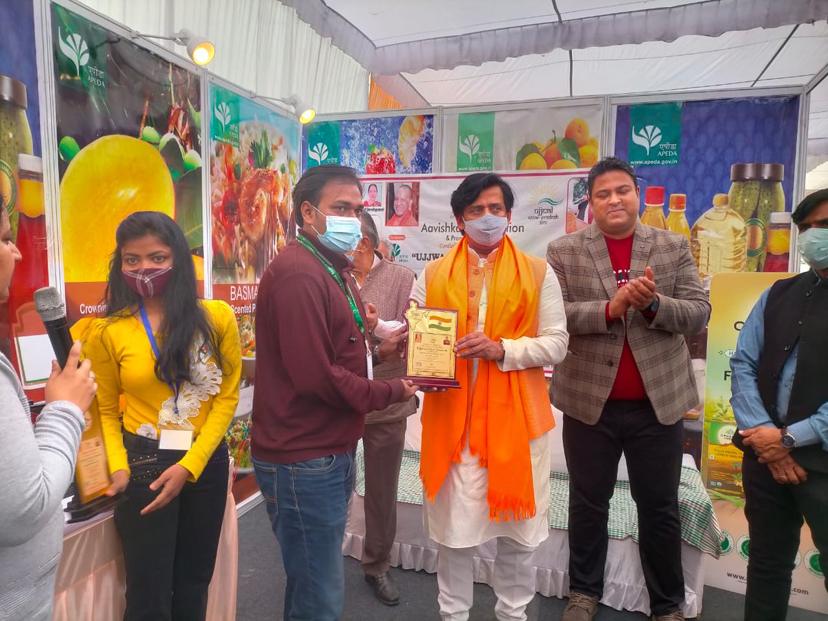 ingle_komal's tweet photo. A three-day Aavishkaarr Exhibition “UJJWAL UTTAR PRADESH GORAKHPUR 2021” was 
organized at Annexy Bhawan, New Circuit house, Gorakhpur from 24-26th December 2021. The 
exhibition had stalls from leading scientific organization including CSIR-NBRI. https://t.co/n3qkMi50fD