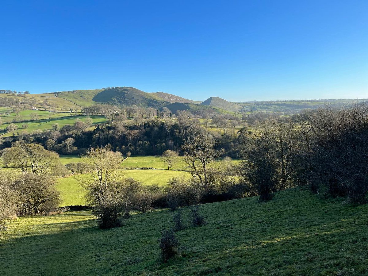 sheepwashcottag's tweet photo. Blue skies in Ilam today, just a short drive from the cottage. #booksummer2022 #ilamhall #derbyshire #peakdistrictnationalpark #staycation #thorpecloud #dovedale https://t.co/SH6yDNtKZP