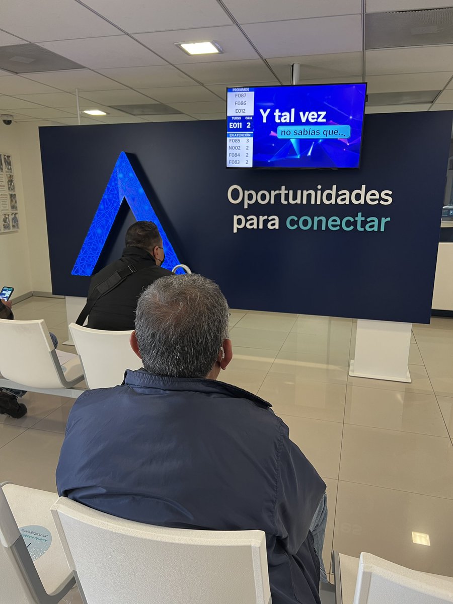 janowox's tweet photo. Hace mucho que no venia a un BBVA y me encantó este muro que divide a los cajeros, te atrapa el luminoso de la A y te entretienen con la pantalla, pa’ que le prestes atención a tu turno #queperra https://t.co/wxPC1XMFpS