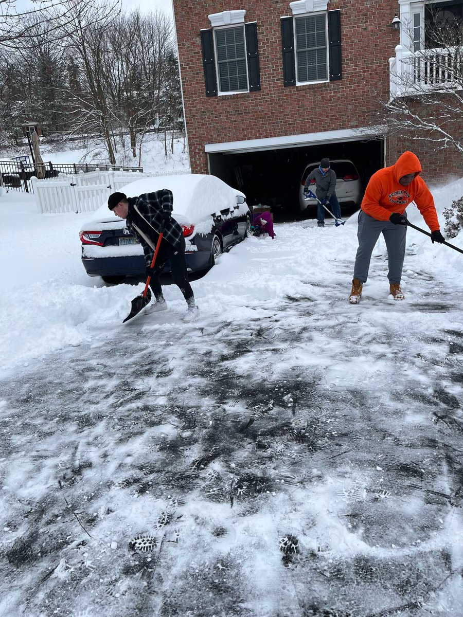 MCipriani_WTAE's tweet photo. Bethel Park High School Football coach cancels the teams weightlifting workout &amp; assigns them to shovel for elderly or disabled neighbors. Here are the players in action #WTAE https://t.co/42lsBfodIH