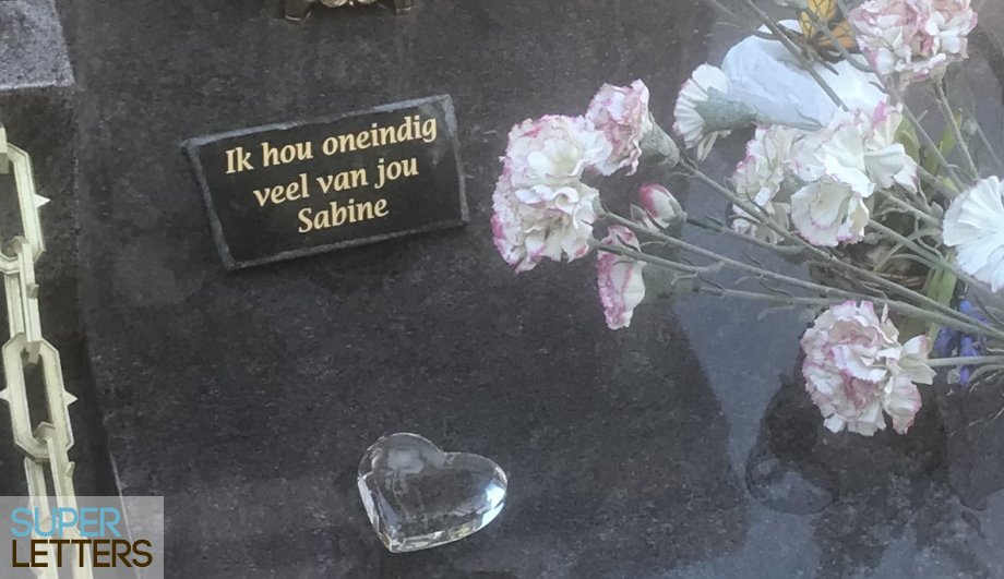 j.mp/3qAtZSI toont #plakletters. Superletters maakt ook #raamstickers