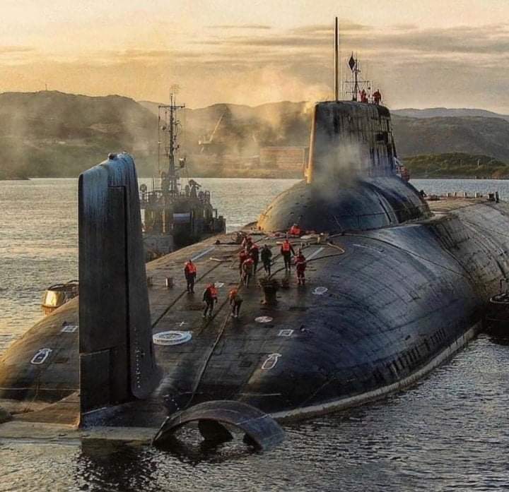Американцы в своих соцсетях бурно обсуждают историю с российской подводной лодкой класса Борей с 16 ядерными ракетами, в общей сложности 160 боеголовками. Сутки назад всплыла у побережья США в 14 милях от Норфолка и ушла незамеченной радарными системами обнаружения.