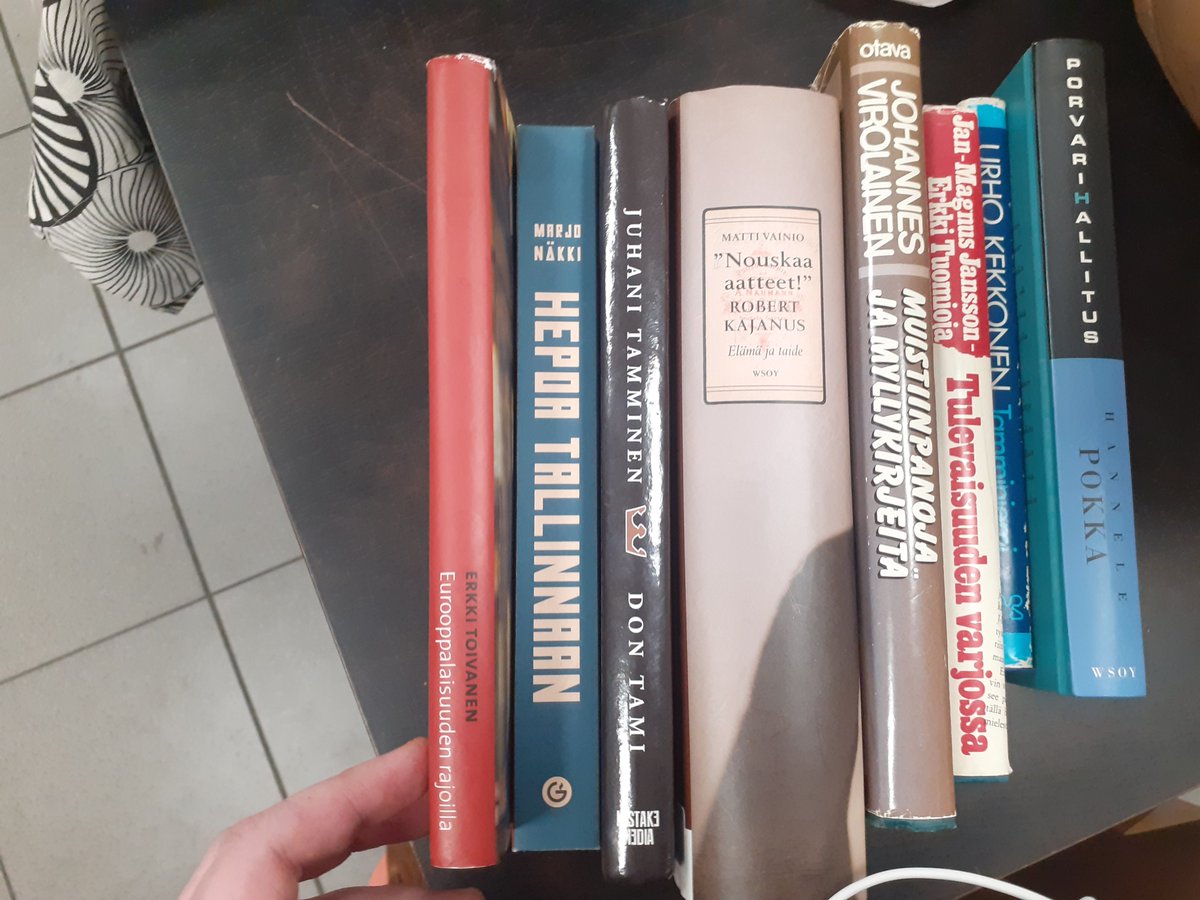 Virkki5's tweet photo. Astia- ja vessapaperiostoksilla tarttui mukaan myös kirjallisuutta, jottei hektinen #turpo-Twitter kadottaisi perspektiiviä... #Historia #Lukeminen #Kirpputorit https://t.co/OdZkuPkaln