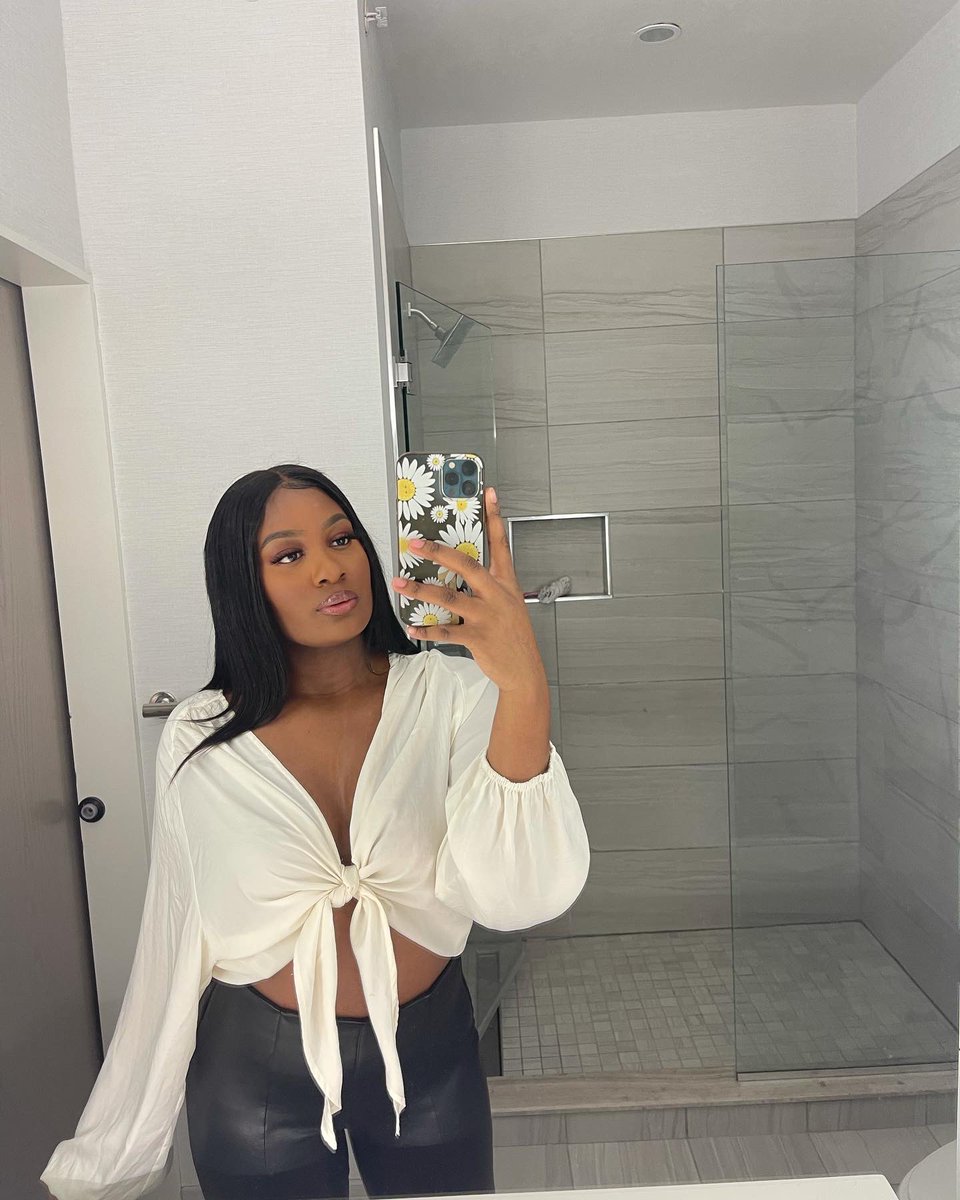 cassy_monroee's tweet photo. Living for the nights that I can’t remember 🥂✨ https://t.co/36z1dHdpRp
