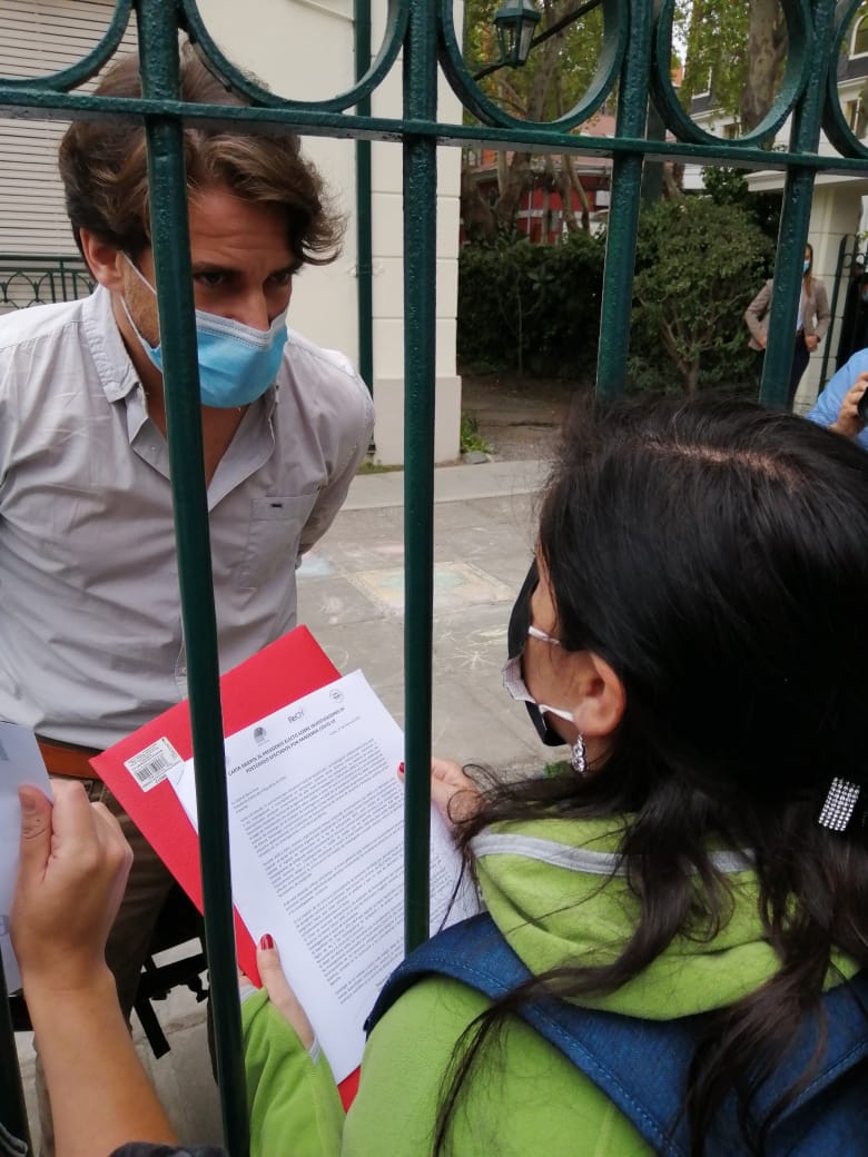 🔥Entregando "Carta Abierta al Presidente Electo @gabrielboric respecto #PostgradosAbandonados en #Pandemia #COVID19" junto con <a href="/ceipchile1/">CEIP Chile</a> <a href="/comisionbecas/">Comisión Becas ReCh</a> y <a href="/BecarAfectados/">Becari@sAfectad@s</a> 
Con firmas de 31 Organizaciones y 606 investigadoras/es y becarias/os! Gracias 🙏💪
<a href="/gonzalowinter/">Gonzalo Winter 🇨🇱</a>