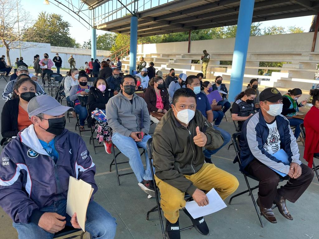 EducacionQR's tweet photo. De manera ordenada y con una excelente organización, iniciamos la vacunación de refuerzo Moderna para maestras, maestros y personal administrativo, proceso que se realizará del 17 al 19 de enero. ¡En Quintana Roo la educación no se detiene! @SEP_mx

@CarlosJoaquin @ana_anaissabel https://t.co/FYxMXG757g