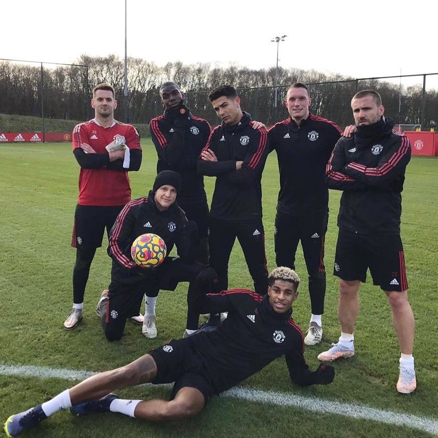 🚨BREAKING: Paul Pogba is back with the squad training today and was pictured with the winning team
#MUFC [IG: TomHeaton)