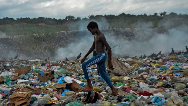 RTLlu's tweet photo. Wärend déi zéng räichste Männer vun der Welt hiert #Verméigen an der Pandemie verduebelt hunn, liewen elo méi wéi 160 Millioune Mënschen zousätzlech an #Aarmut. #Oxfam https://t.co/jbOCjwbDbj https://t.co/Q1fbEXBaXB