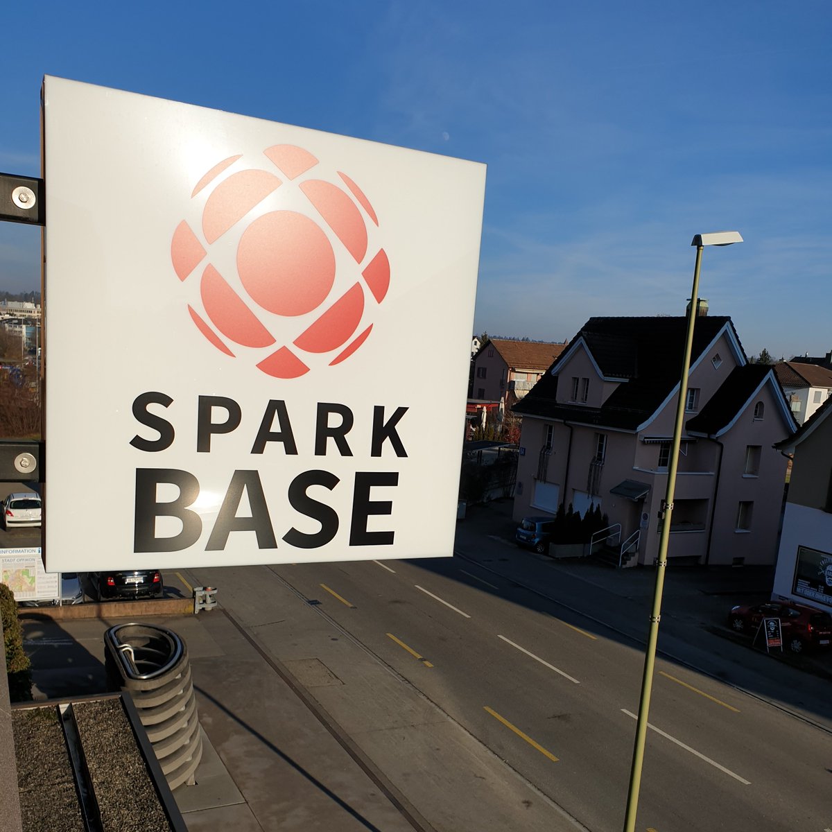 sparkbase_dev's tweet image. The @Sparkbase AG lounge where we will host whiskey degustations with potential investors and partners.

We&apos;re happy to invite cryptocurrency enthusiasts from e.g. @CV_Labs and @BitcoinSuisseAG.