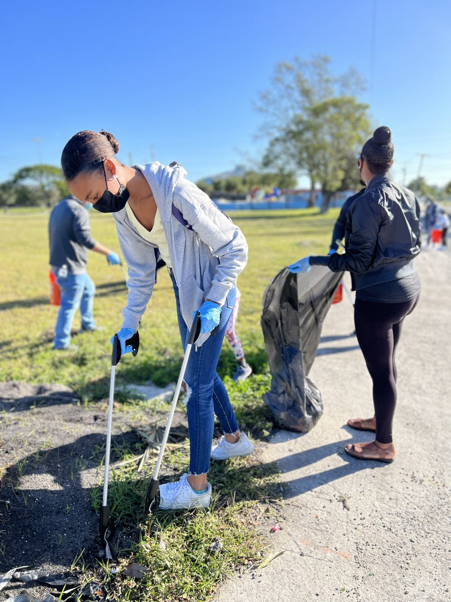 boyntonbeachrec's tweet photo. Our Rev. Dr. MLK, Jr. Day of Service is happening now! So many dedicated volunteers helping to clean up the community. #WeMakeLifeFun https://t.co/uOHGQ22qqG
