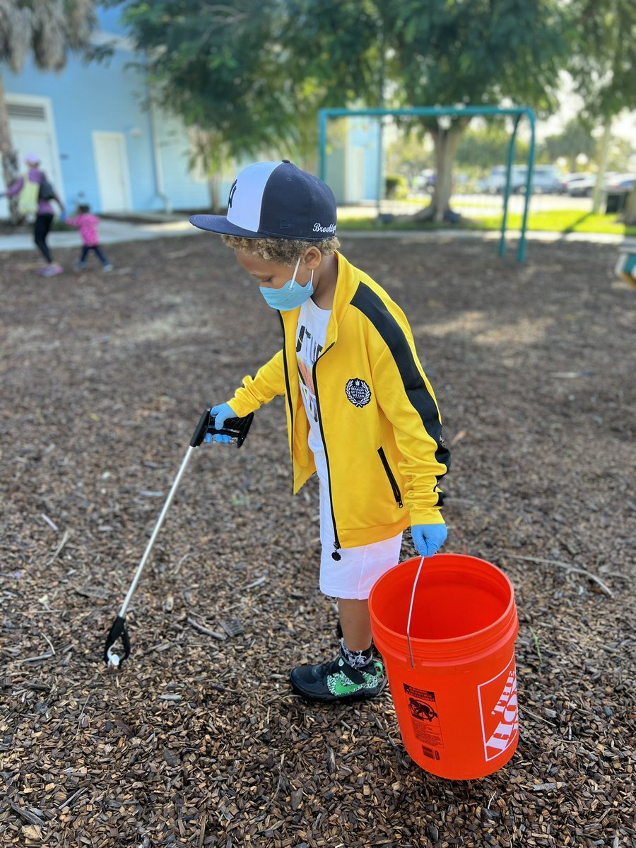 boyntonbeachrec's tweet photo. Our Rev. Dr. MLK, Jr. Day of Service is happening now! So many dedicated volunteers helping to clean up the community. #WeMakeLifeFun https://t.co/uOHGQ22qqG