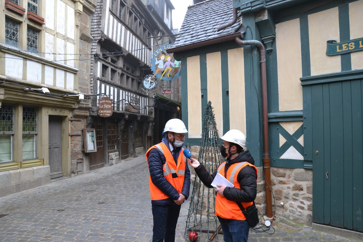 enedis_normand's tweet photo. Ce matin, @moisan_y, Délégué Territorial d'@enedis dans la Manche, avait convié la #presse locale à une présentation du chantier et de ses enjeux. En 2023, un ultime tronçon de 300m sera traité, puis l'intégralité des réseaux électriques du #MontSaintMichel auront été renouvelés. https://t.co/cY0otlcrGZ