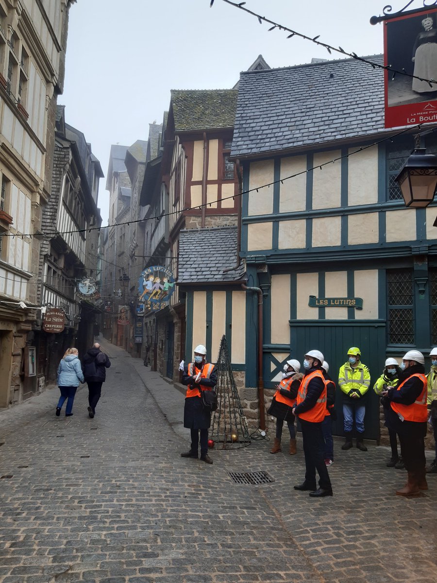 enedis_normand's tweet photo. Ce matin, @moisan_y, Délégué Territorial d'@enedis dans la Manche, avait convié la #presse locale à une présentation du chantier et de ses enjeux. En 2023, un ultime tronçon de 300m sera traité, puis l'intégralité des réseaux électriques du #MontSaintMichel auront été renouvelés. https://t.co/cY0otlcrGZ