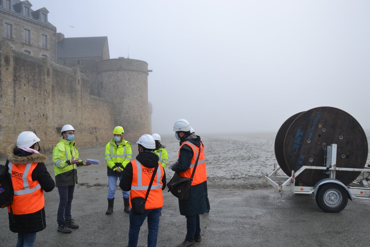 enedis_normand's tweet photo. Ce matin, @moisan_y, Délégué Territorial d'@enedis dans la Manche, avait convié la #presse locale à une présentation du chantier et de ses enjeux. En 2023, un ultime tronçon de 300m sera traité, puis l'intégralité des réseaux électriques du #MontSaintMichel auront été renouvelés. https://t.co/cY0otlcrGZ