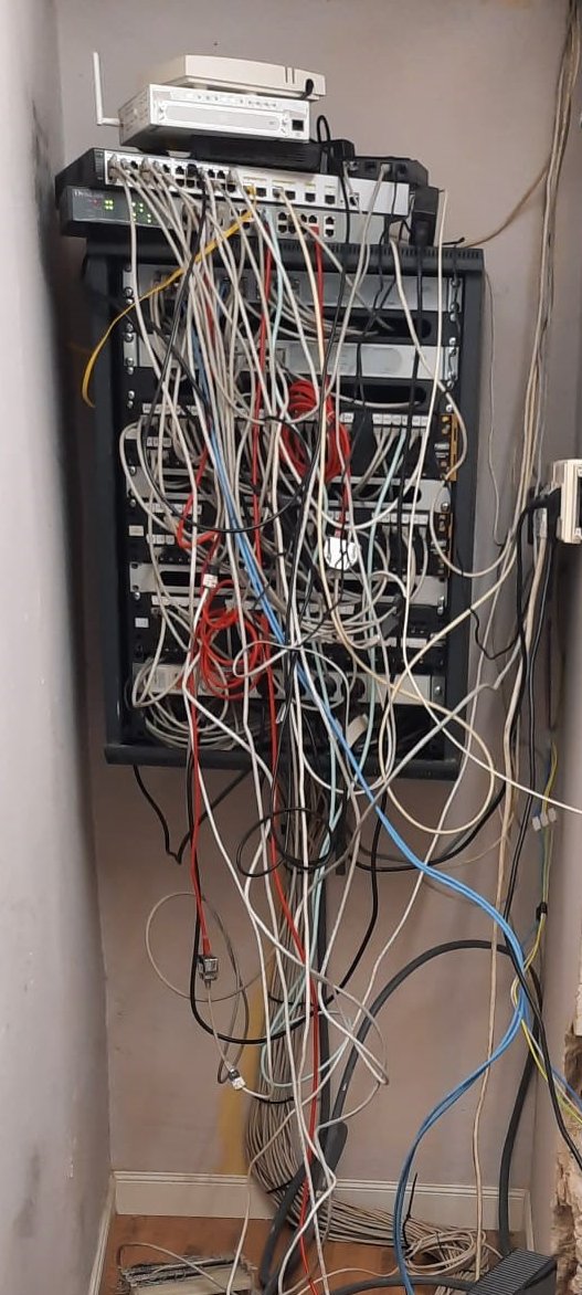 rfabricatapices's tweet photo. Continuamos mejorando nuestras instalaciones. En esta ocasión, hemos actualizado la sala de servidores CPD.
Concretamente, hemos sustituido el rack existente y saneado la sala, con el objetivo de optimizar nuestro sistema informático.
#realfabricadetapices #serverlab #rack https://t.co/eX0Q4vA7fr