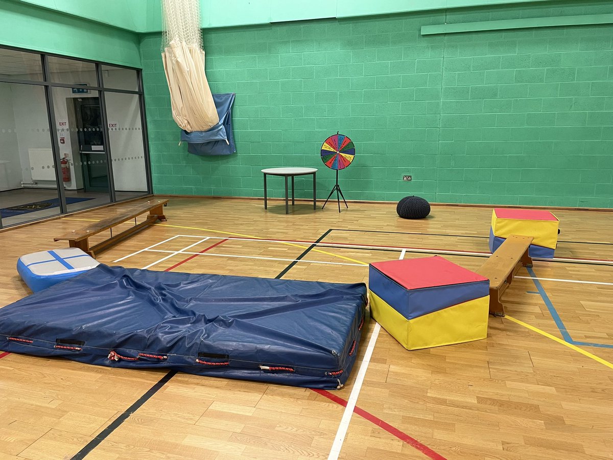 hatton_miss's tweet photo. Reading Week @Elloweshallspo1 
Today in PE we were reading the magnificent book, Gold Fish Boy by @lthompsonwrites Our gymnastics equipment came in handy to make sure students were comfy! We loved the reference about the PE teacher!  @MrsGTilley#GoldfishBoy
#ReadingSchool https://t.co/TdbwfoBtuN
