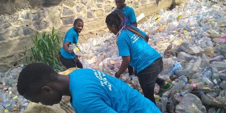 Madiba20161's tweet photo. In Cameroon the recycling system and sustainable way to tackle this pollution is not yet done.
we rely on engagement of youth with a green vision to bring innovative solutions to redress the balance.
With #Ecobin we are slowly moving to a better waste management way https://t.co/o7PyY6rAB3