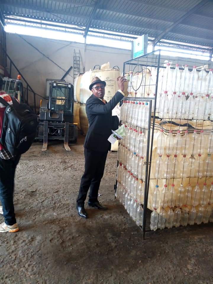 Madiba20161's tweet photo. In Cameroon the recycling system and sustainable way to tackle this pollution is not yet done.
we rely on engagement of youth with a green vision to bring innovative solutions to redress the balance.
With #Ecobin we are slowly moving to a better waste management way https://t.co/o7PyY6rAB3