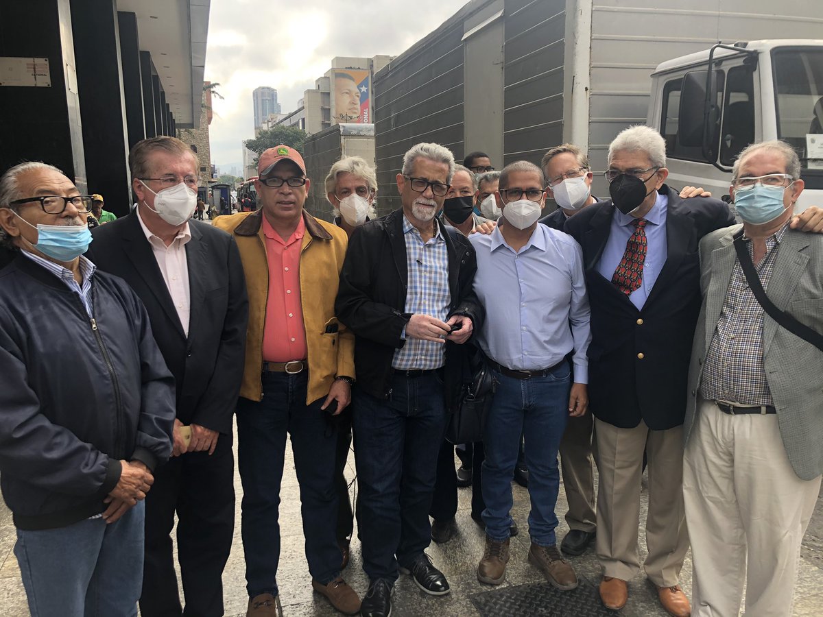 polianalitica's tweet photo. 📢 Dirigentes políticos consignan formalmente ante el CNE solicitud para activar el Referendo Revocatorio al presidente Nicolás Maduro.

Entre los firmantes destacan ✍🏼:

- Américo de Grazia
- Nicmer Evans
- Óscar Arnal
- Nelson Chitty Laroche
- Cesar Pérez Vivas
- Miguel Parra https://t.co/is68qpr5V6