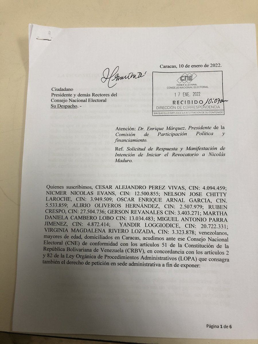 polianalitica's tweet photo. 📢 Dirigentes políticos consignan formalmente ante el CNE solicitud para activar el Referendo Revocatorio al presidente Nicolás Maduro.

Entre los firmantes destacan ✍🏼:

- Américo de Grazia
- Nicmer Evans
- Óscar Arnal
- Nelson Chitty Laroche
- Cesar Pérez Vivas
- Miguel Parra https://t.co/is68qpr5V6