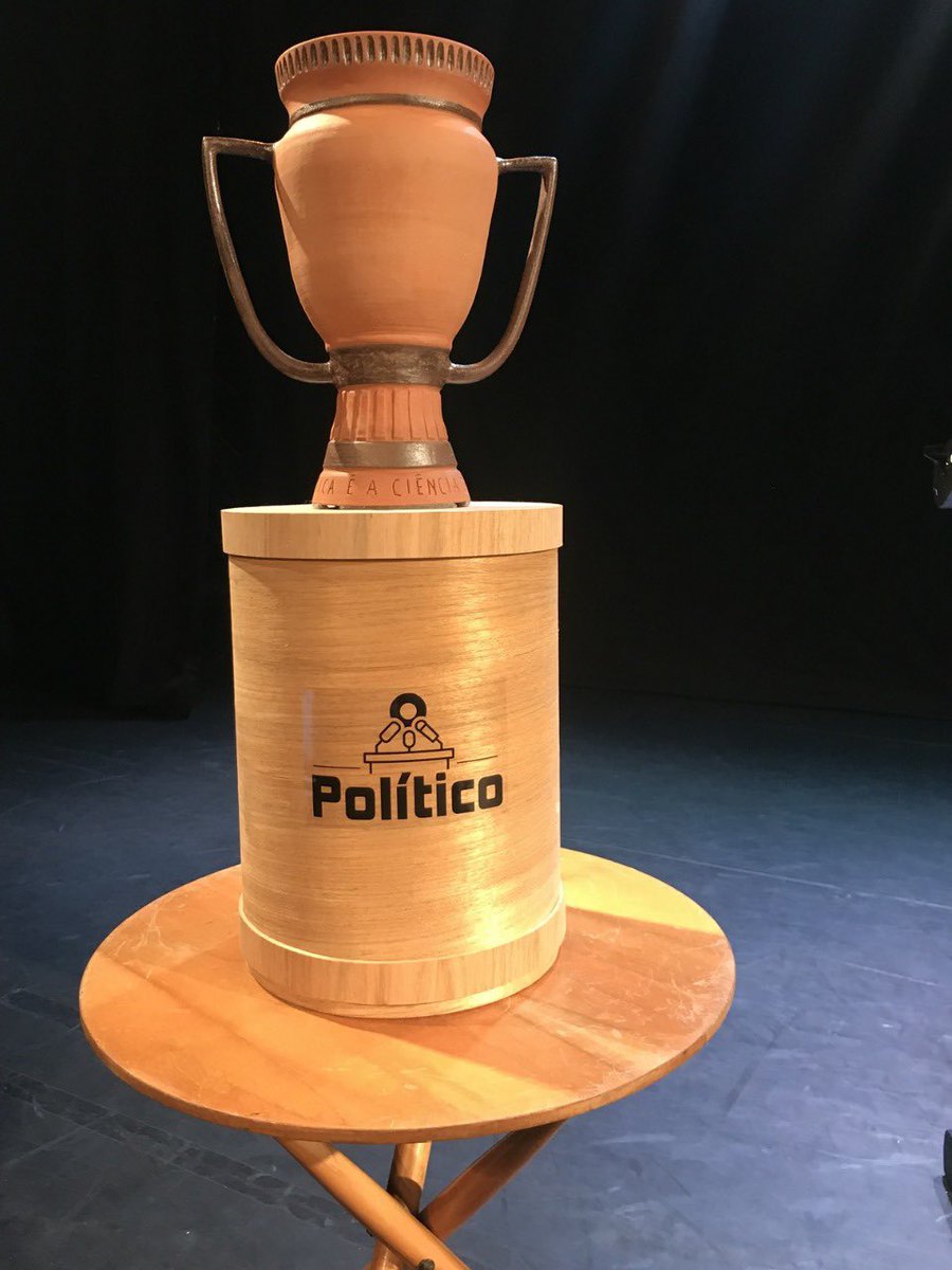 politicoreality's tweet photo. As votações para a grande final de #opoliticoreality terminam hoje, às 20h.

Ainda dá tempo de escolher quem você quer que leve este troféu pra casa. 

É só acessar e escolher a sua candidata: https://t.co/1rp913IRfV https://t.co/k0SATSSAhW