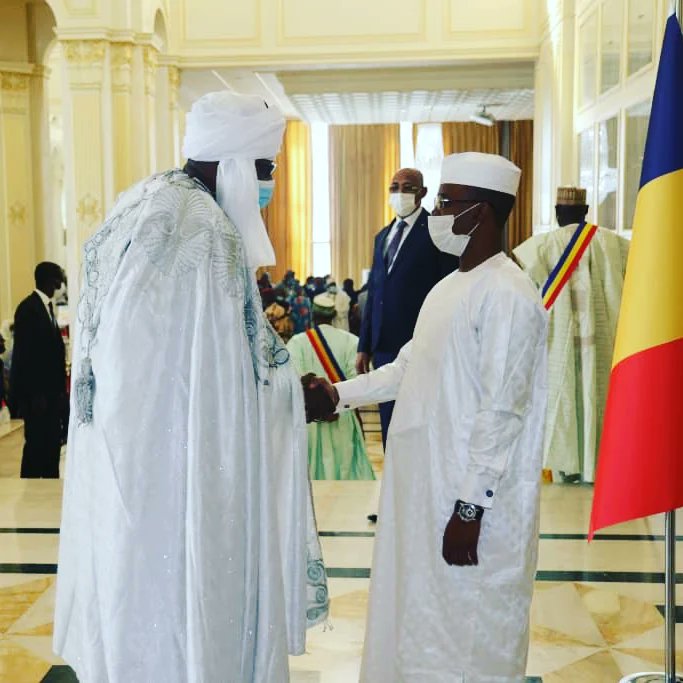 Sa Majesté le Sultan de N'djamena Mohamed Mohamed KACHALLA KASSER a présenté ce matin son vœux pour le nouvel an au Président de la République, Chef de l’Etat, le Général MAHAMAT IDRISS DEBY ITNO. La cérémonie de présentation des vœux s’est déroulée au Palais Présidentiel.