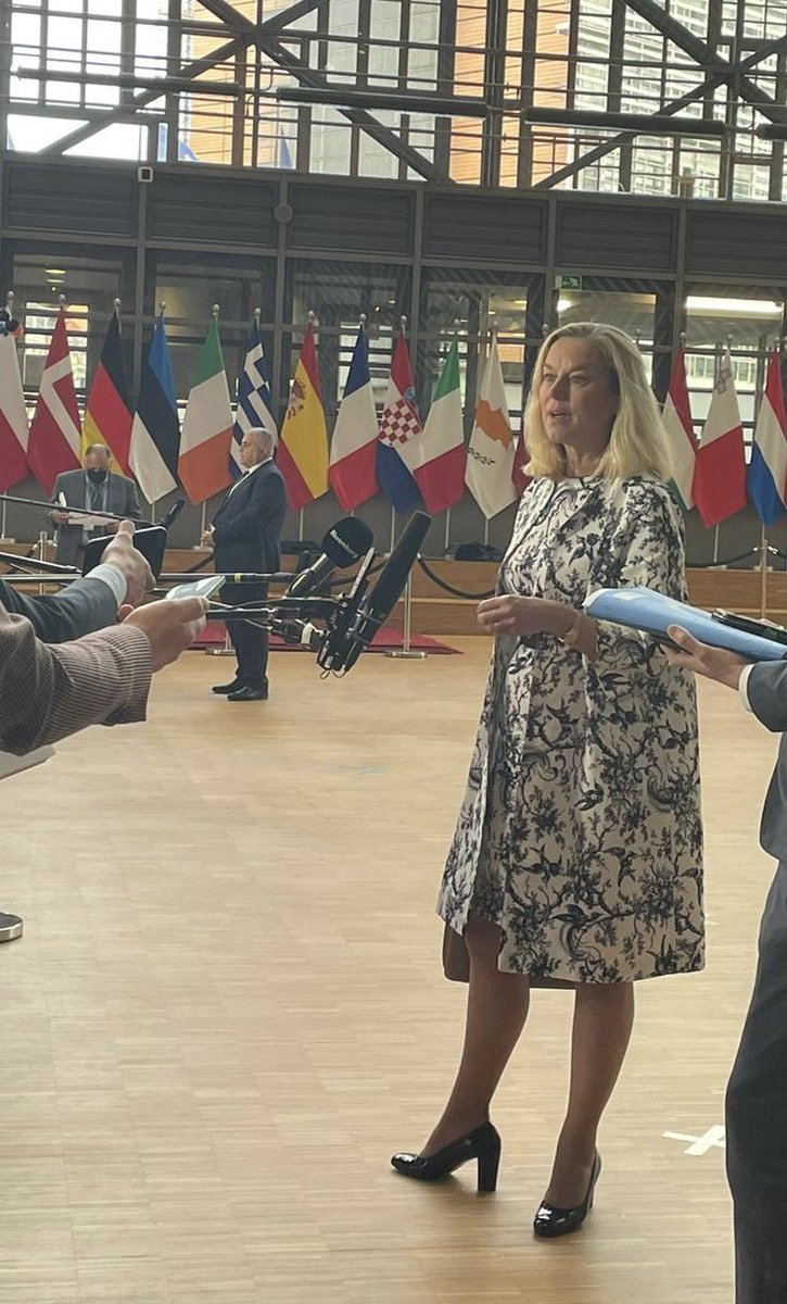 Eerste keer naar Brussel als minister van Financiën. 

Aan het werk met een nieuwe en positieve houding van Nederland in Europa. Samen staan we sterk!