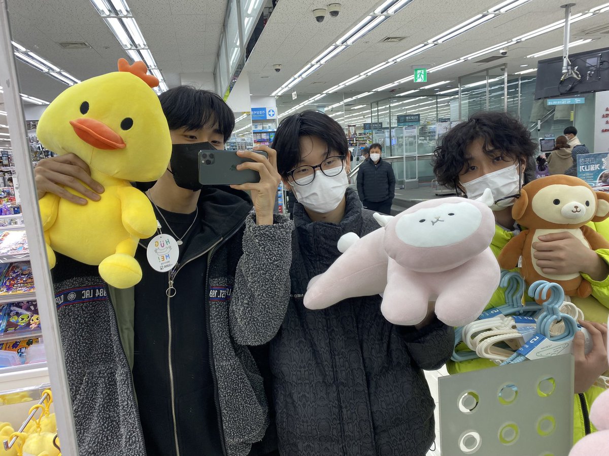 official2z's tweet photo. 옷걸이 사러 갔는데 인형이 보이길래 
서로 골라 줬어요ㅋㅋㅋㅋㅋㅋㅋㅋㅋㅋㅋㅋ
제일 닮은 사람 누구에요 FromA?!? 

#2Z #2Zband #Kband 
#JungHyun #BUNJUN #JISEOB https://t.co/HM8j8sRyNt