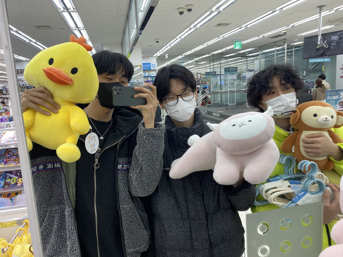 official2z's tweet photo. 옷걸이 사러 갔는데 인형이 보이길래 
서로 골라 줬어요ㅋㅋㅋㅋㅋㅋㅋㅋㅋㅋㅋㅋ
제일 닮은 사람 누구에요 FromA?!? 

#2Z #2Zband #Kband 
#JungHyun #BUNJUN #JISEOB https://t.co/HM8j8sRyNt