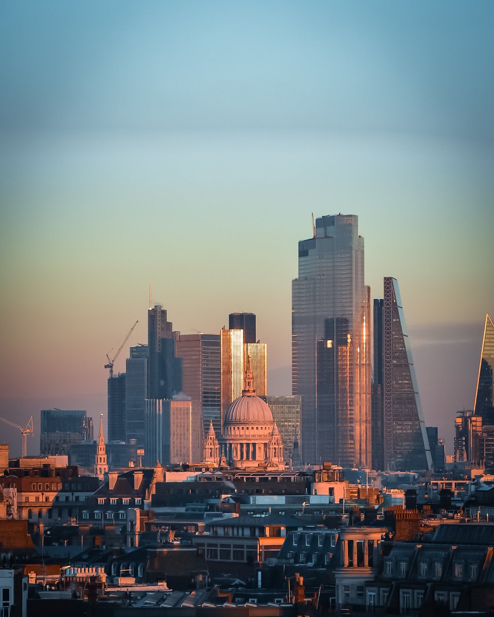 Glowing cityscape!
#urbanphotography #sunset <a href="/ThePhotoHour/">#ThePhotoHour</a>
