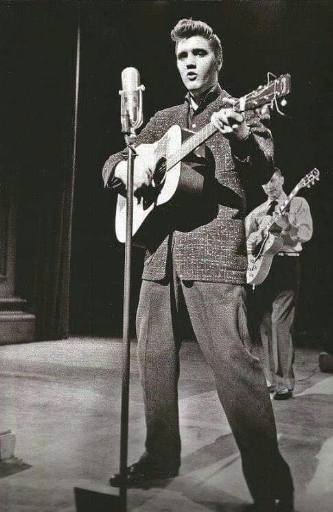 Elvis presley elvis presley 1956. Elvis 1956 album. Элвис пресли 2022. Elvis presley 1956. Elvis presley обложка альбома.