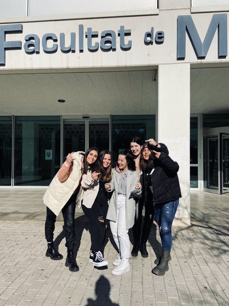 luciagimenezsan's tweet photo. acabamos de hacer nuestro último examen de la carrera😯 https://t.co/0Xi1obdROH