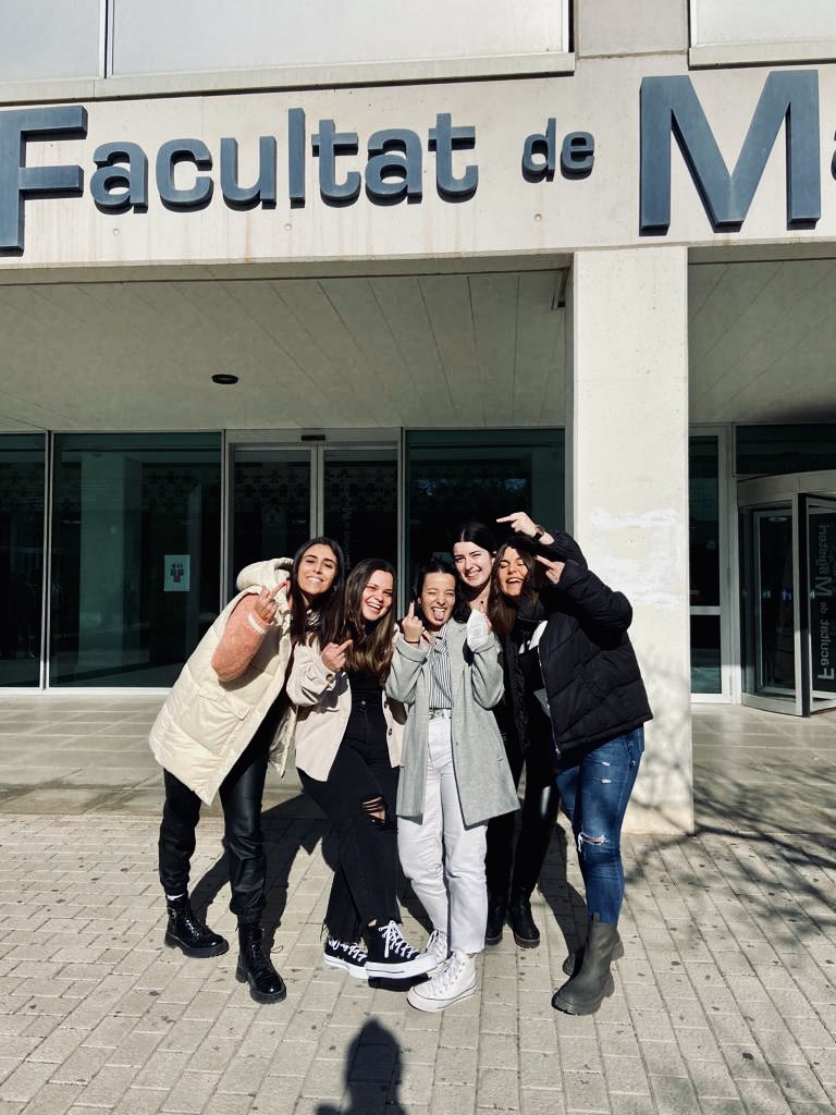luciagimenezsan's tweet photo. acabamos de hacer nuestro último examen de la carrera😯 https://t.co/0Xi1obdROH